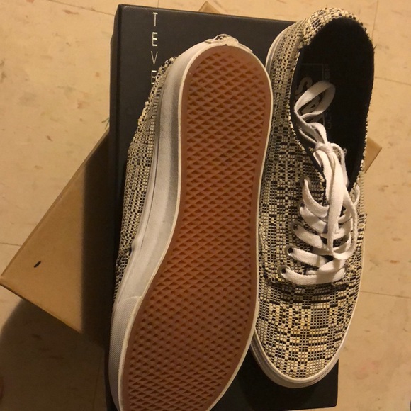 Women Size 9 Vans Sneaker - Picture 2 of 2